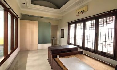Rumah siap huni Central Park Semolowaru bangunan 3 lantai luas 236m2 ada 6 kamar tidur