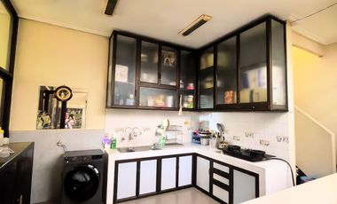 Rumah siap huni Central Park Semolowaru bangunan 3 lantai luas 236m2 ada 6 kamar tidur