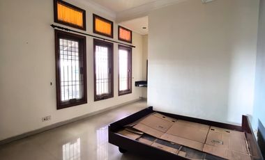 Rumah siap huni Central Park Semolowaru bangunan 3 lantai luas 236m2 ada 6 kamar tidur