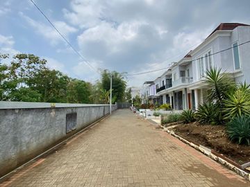 RUMAH 2 LANTAI LOKASI SELANGKAH DARI MUSEUM SATWA KOTA BATU