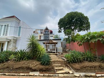 RUMAH 2 LANTAI LOKASI SELANGKAH DARI MUSEUM SATWA KOTA BATU