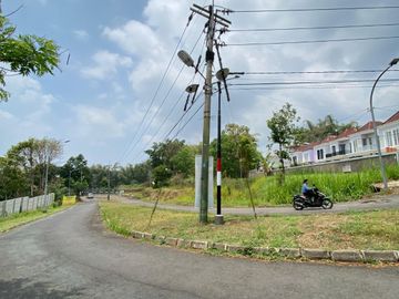 RUMAH 2 LANTAI LOKASI SELANGKAH DARI MUSEUM SATWA KOTA BATU