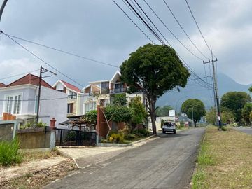 RUMAH 2 LANTAI LOKASI SELANGKAH DARI MUSEUM SATWA KOTA BATU