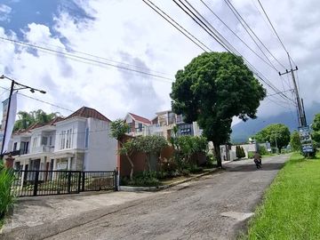 RUMAH 2 LANTAI LOKASI SELANGKAH DARI MUSEUM SATWA KOTA BATU