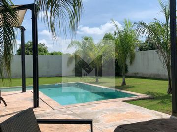 Casa en venta con amplio terreno en Cholul