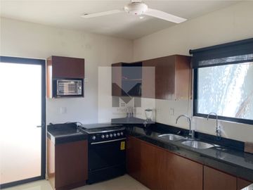Casa en venta con amplio terreno en Cholul
