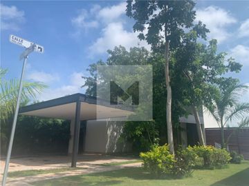 Casa en venta con amplio terreno en Cholul