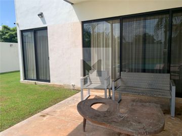 Casa en venta con amplio terreno en Cholul
