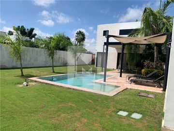 Casa en venta con amplio terreno en Cholul