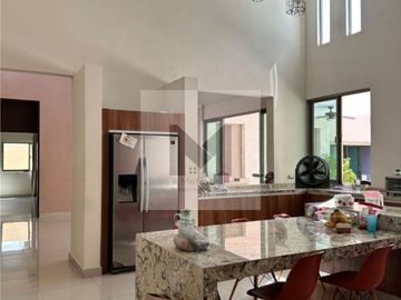 Casa en venta de una planta dentro de periférico