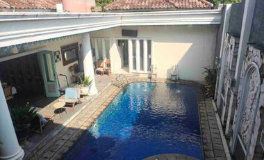 Rumah Hoek Mewah Furnish Kolam Renang Dekat Air Mancur Kebun Raya Cocok Kantor Usaha