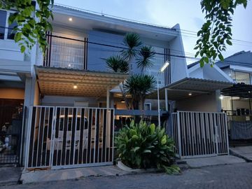 Dijual Rumah Terawat Klampis 2 Lantai Dekat Galaxy Mall