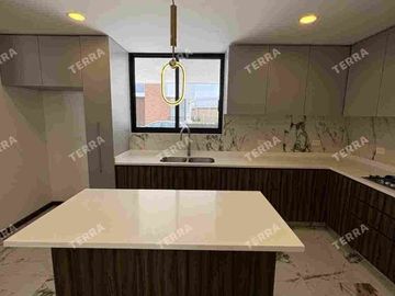 SE RENTA HERMOSA CASA TOTALMENTE NUEVA. LOMAS DE ANGELÓPOLIS 3 PUEBLA.