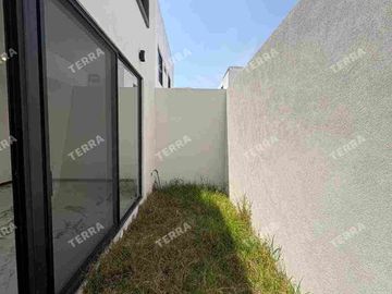 SE RENTA HERMOSA CASA TOTALMENTE NUEVA. LOMAS DE ANGELÓPOLIS 3 PUEBLA.