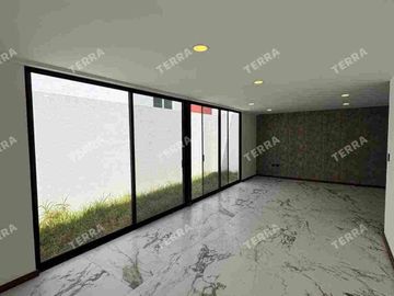 SE RENTA HERMOSA CASA TOTALMENTE NUEVA. LOMAS DE ANGELÓPOLIS 3 PUEBLA.
