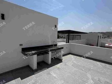 SE RENTA HERMOSA CASA TOTALMENTE NUEVA. LOMAS DE ANGELÓPOLIS 3 PUEBLA.