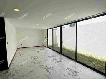 SE RENTA HERMOSA CASA TOTALMENTE NUEVA. LOMAS DE ANGELÓPOLIS 3 PUEBLA.