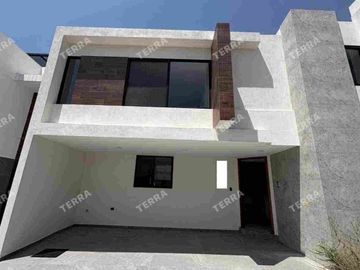 SE RENTA HERMOSA CASA TOTALMENTE NUEVA. LOMAS DE ANGELÓPOLIS 3 PUEBLA.