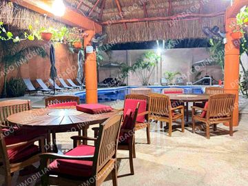 Casa en renta en av las Torres en privada con alberca y seguridad