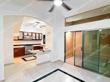 Casa en renta en av las Torres en privada con alberca y seguridad