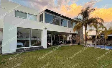 RESIDENCIA EN VENTA EN EL BOSQUE COUNTRY CLUB DE UN PISO 4 RECÁMARAS CON CINE Y ALBERCA