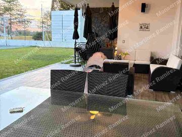 RESIDENCIA EN VENTA EN EL BOSQUE COUNTRY CLUB DE UN PISO 4 RECÁMARAS CON CINE Y ALBERCA