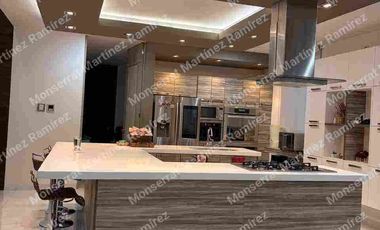 RESIDENCIA EN VENTA EN EL BOSQUE COUNTRY CLUB DE UN PISO 4 RECÁMARAS CON CINE Y ALBERCA