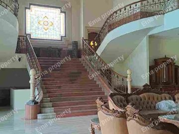 Dijual rumah golf view di Graha Family