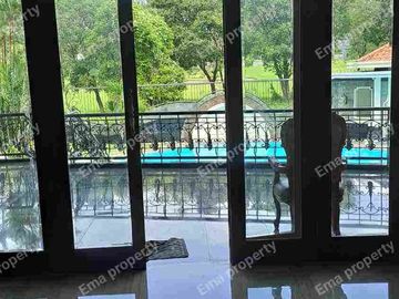 Dijual rumah golf view di Graha Family