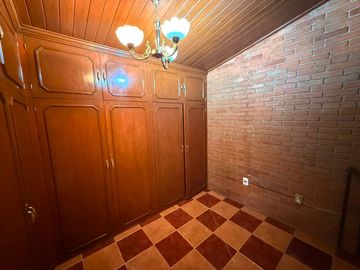 CASA EN VENTA FRACC. LAS PALMAS, CALLE LOMBARDO TOLEDANO, TOLUCA, ESTADO DE MÉXICO