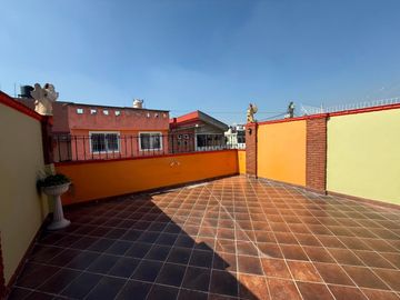 CASA EN VENTA FRACC. LAS PALMAS, CALLE LOMBARDO TOLEDANO, TOLUCA, ESTADO DE MÉXICO