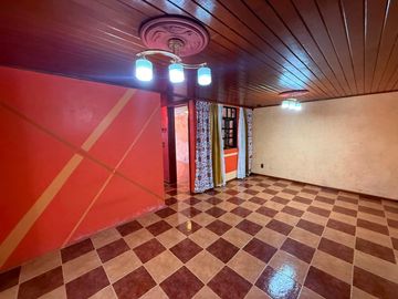 CASA EN VENTA FRACC. LAS PALMAS, CALLE LOMBARDO TOLEDANO, TOLUCA, ESTADO DE MÉXICO