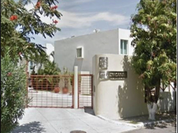 CASA EN NUEVO VALLARTA MUY AMPLIA, ACABADOS DE LUJO, CON ALBERCA, CUENTA CON TODOS LOS SERVICIOS Y AMENIDADES.