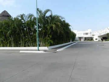 CASA EN NAYARIT MUY AMPLIA, ACABADOS DE LUJO, CUENTA CON TODOS LOS SERVICIOS Y AMENIDADES
