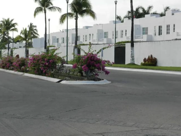 CASA EN NAYARIT MUY AMPLIA, ACABADOS DE LUJO, CUENTA CON TODOS LOS SERVICIOS Y AMENIDADES