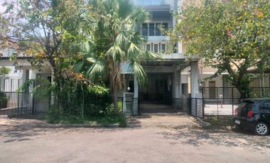 Rumah di surabaya barat Villa Grand Sungkono dijual dibawah NJOP luas tanah 232m2 ada 3 kamar tidur