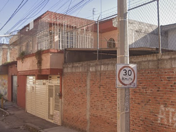 CASA EN PUEBLA, MUY AMPLIA, ACABADOS DE LUJO, CUENTA CON TODOS LOS SERVICIOS Y AMENIDADES Y UNA ZONA MUY TRANQUILA.