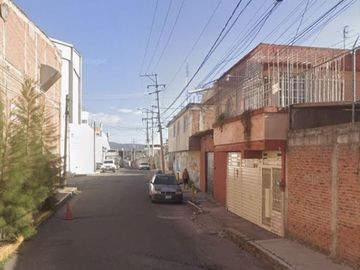 CASA EN PUEBLA, MUY AMPLIA, ACABADOS DE LUJO, CUENTA CON TODOS LOS SERVICIOS Y AMENIDADES Y UNA ZONA MUY TRANQUILA.