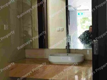 DISEWA RUKO HOEK di PLUIT SAKTI RAYA, JAKARTA UTARA, 4 LANTAI, SHGB, LT.60m2, EX. BANK, BAGUS RAPI SIAP MASUK, LOKASI STRATEGIS.