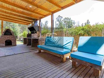 Gran parcela con piscina temperada,  en exclusivo condominio Santa María de Algarrobo