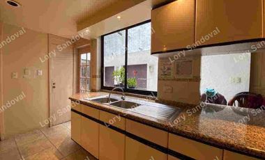 GRAN CASA EN VENTA CON JARDÍN EN LOMAS DE REFORMA