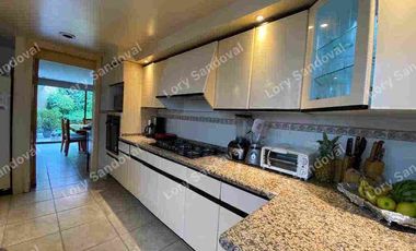 GRAN CASA EN VENTA CON JARDÍN EN LOMAS DE REFORMA