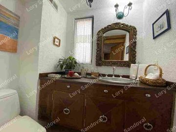 GRAN CASA EN VENTA CON JARDÍN EN LOMAS DE REFORMA