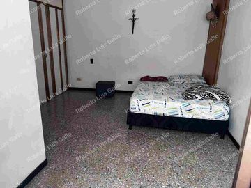 Vendo Apto 3er. piso en Edificio con parqueadero Hospital Pablo Tobon Uribe