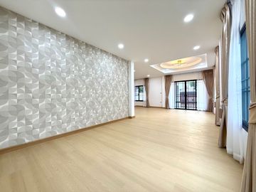บ้านเดี่ยวหลังใหญ่ แต่งใหม่พร้อมอยู่ หมู่บ้านทิพธนา เพชรเกษม 55 บางแค ( ใกล้ MRT หลักสอง และเดอะมอล์บางแค )