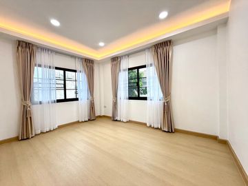 บ้านเดี่ยวหลังใหญ่ แต่งใหม่พร้อมอยู่ หมู่บ้านทิพธนา เพชรเกษม 55 บางแค ( ใกล้ MRT หลักสอง และเดอะมอล์บางแค )