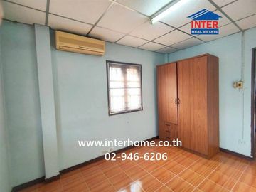 Two-story townhome, 33.8 sq.wah, Poonlap Village, Workpoint Soi, Pracha Uthit Road, Mueang Pathum Thani, Pathum Thani.