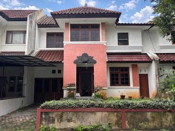 Rumah Asri Dalam Komplek Di Cirendeu Strategis ke MRT