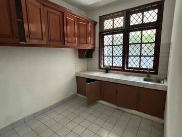 Rumah Asri Dalam Komplek Di Cirendeu Strategis ke MRT