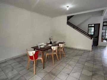 Rumah Asri Dalam Komplek Di Cirendeu Strategis ke MRT